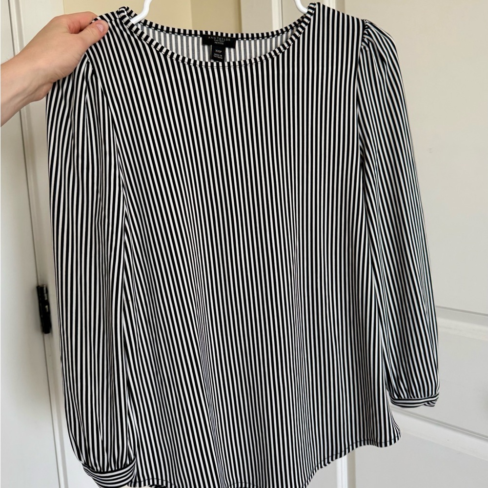 Ann Taylor Factory Black and White Fitted 3/4 Sleeve Blouse